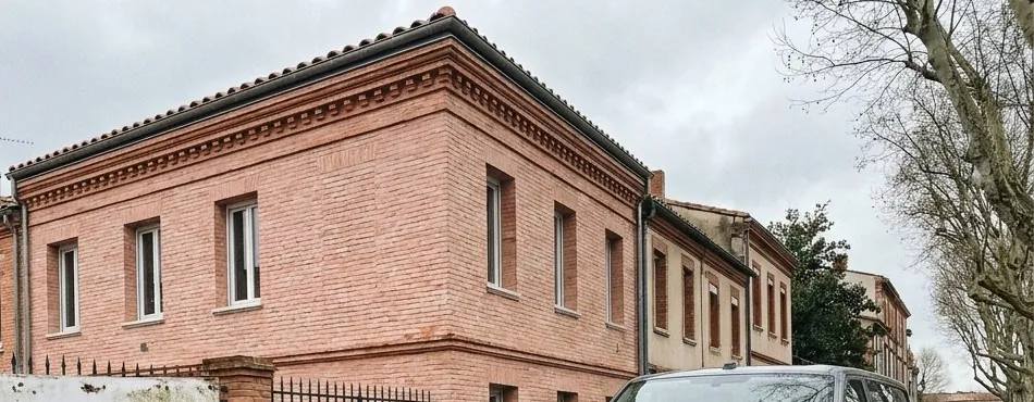 Corniche en brique et couverture en tuile canal d'une maison toulousaine après travaux de toiture à Toulouse